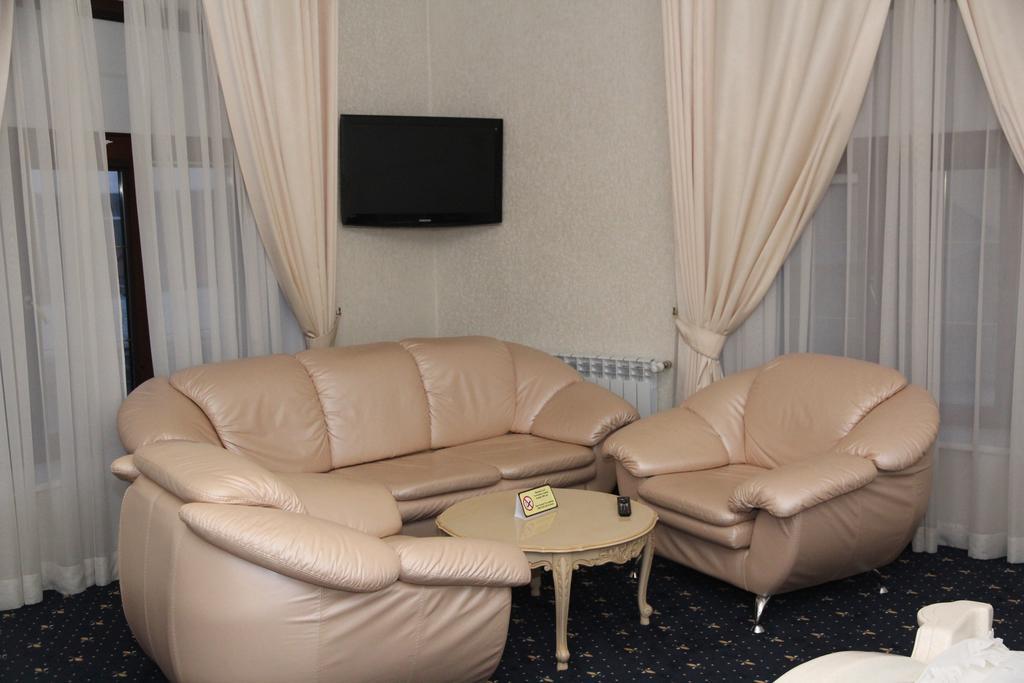 Kleopatra Vip Hotel Kamianets-Podilsky Extérieur photo